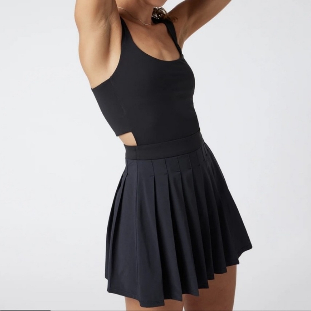 Vuori Set Performance Dress in black.